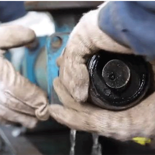 screw of the vertical injection molding machine damaged
